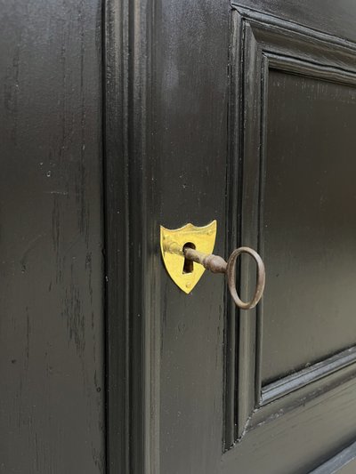 Credenza curiosa in noce dipinta di nero 2m40