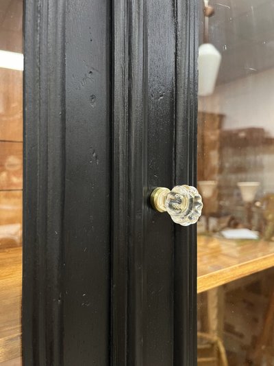 Credenza curiosa in noce dipinta di nero 2m40