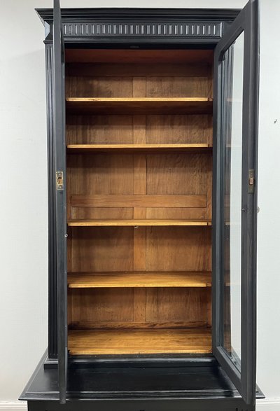 Credenza curiosa in noce dipinta di nero 2m40