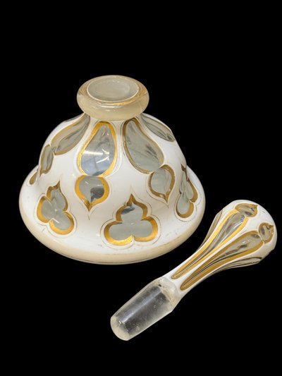 Parfümflakon in Overlay-Kristall