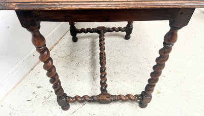 Schreibtisch aus massivem Nussbaumholz aus dem 19. Jahrhundert