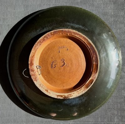 Roger GUERIN (1896-1954) Plat au boxeur en céramique émaillé.