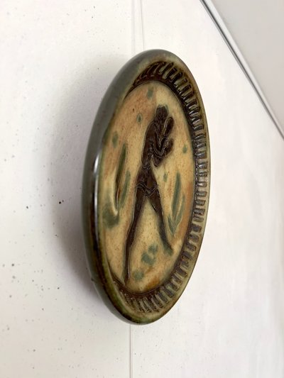 Roger GUERIN (1896-1954) Plat au boxeur en céramique émaillé.