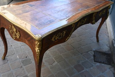Beau bureau plat d'époque Louis XV du XVIII estampillé
