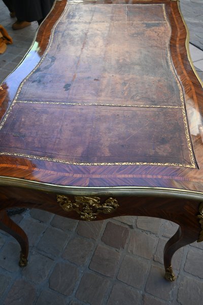 Beau bureau plat d'époque Louis XV du XVIII estampillé