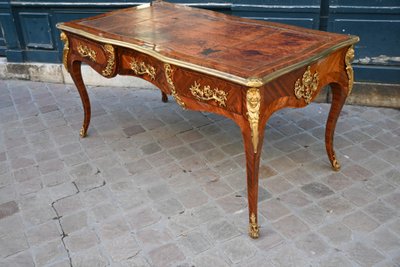 Beau bureau plat d'époque Louis XV du XVIII estampillé