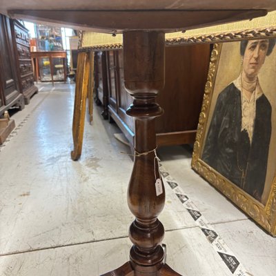 Antique small and delightful Louis Philippe 19th century oval solid walnut end table