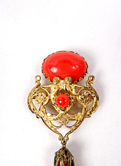 Spilla neobarocca d'epoca con cabochon rosso e cherubini