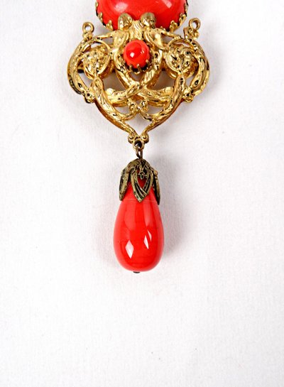 Spilla neobarocca d'epoca con cabochon rosso e cherubini