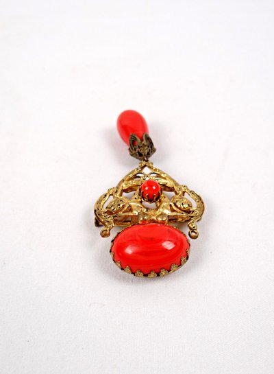Spilla neobarocca d'epoca con cabochon rosso e cherubini