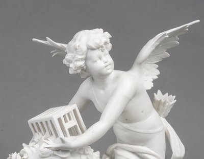 Piccolo orologio a biscotto di Sèvres, soggetto Cupido - periodo Art Nouveau