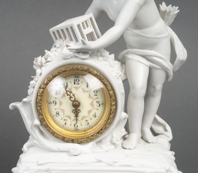 Piccolo orologio a biscotto di Sèvres, soggetto Cupido - periodo Art Nouveau