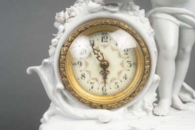 Piccolo orologio a biscotto di Sèvres, soggetto Cupido - periodo Art Nouveau