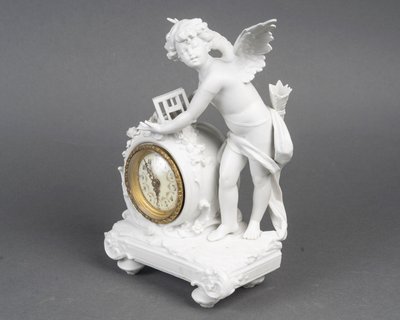Piccolo orologio a biscotto di Sèvres, soggetto Cupido - periodo Art Nouveau