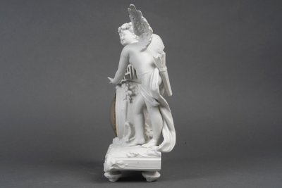 Piccolo orologio a biscotto di Sèvres, soggetto Cupido - periodo Art Nouveau