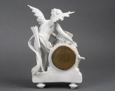 Piccolo orologio a biscotto di Sèvres, soggetto Cupido - periodo Art Nouveau