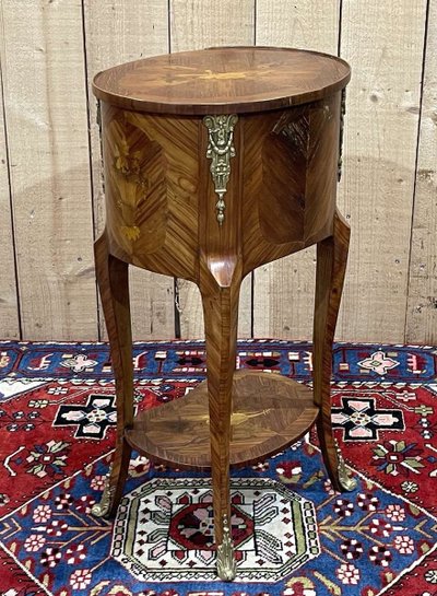 Table d'appoint à 3 tiroirs en bois de rose et chêne, travail des années 70 de style Louis XV
