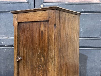 Comodino in castagno, inizio XX secolo
