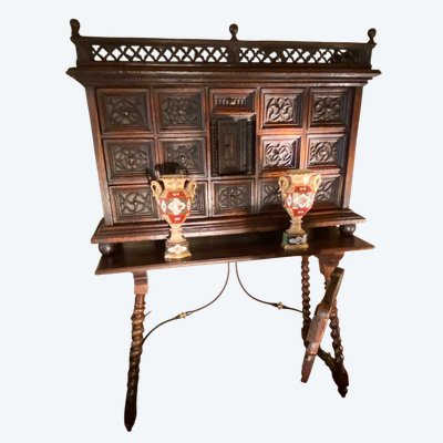 Nussbaumschrank im gotischen Stil auf seinem Konsolentisch, Napoleon III.