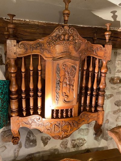 Splendido set composto da impastatrice e contenitore per il pane in noce, risalente alla fine del XVIII secolo.