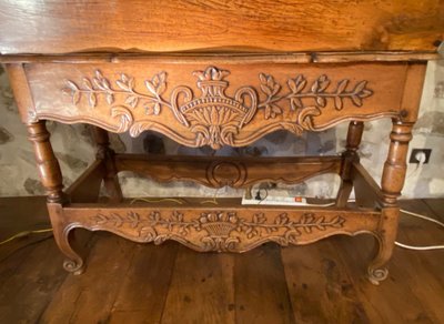 Splendido set composto da impastatrice e contenitore per il pane in noce, risalente alla fine del XVIII secolo.