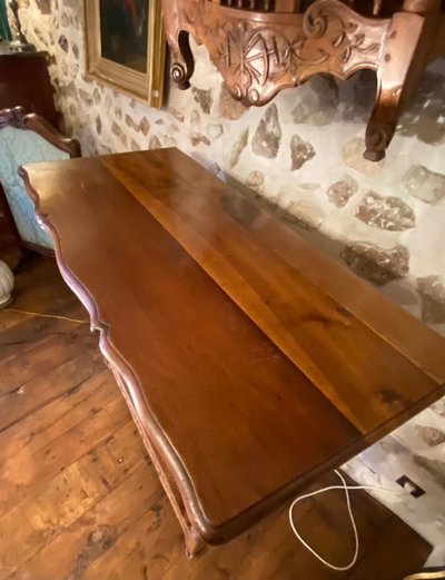 Splendido set composto da impastatrice e contenitore per il pane in noce, risalente alla fine del XVIII secolo.