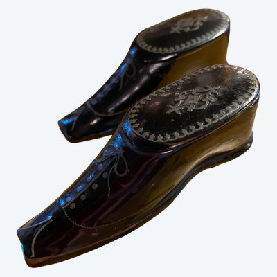 Minuscula, Rare Pair of Blackened Wooden Shoes Forming Snuffboxes, Early 19th Century