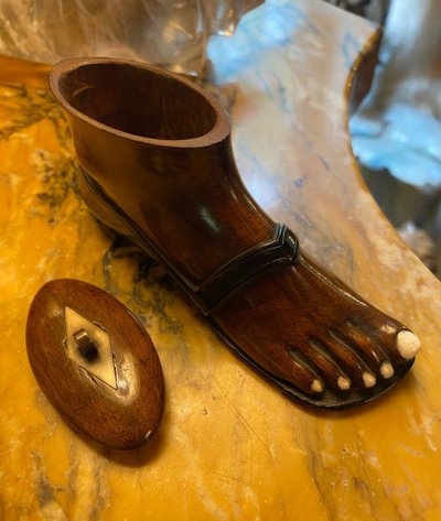 Rare Tabatière Anthropomorphe En Forme De Pied Dans Une Sandale