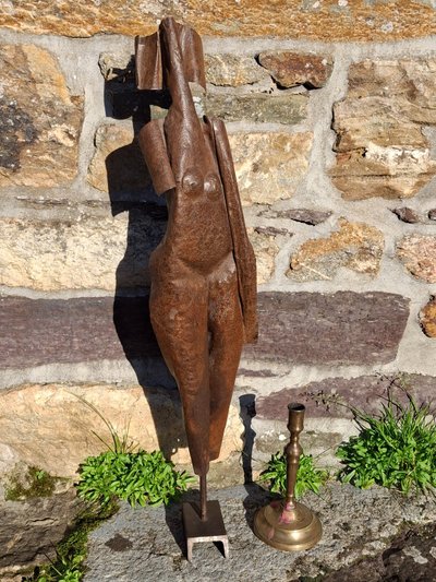 Grande sculpture de femme art brut 