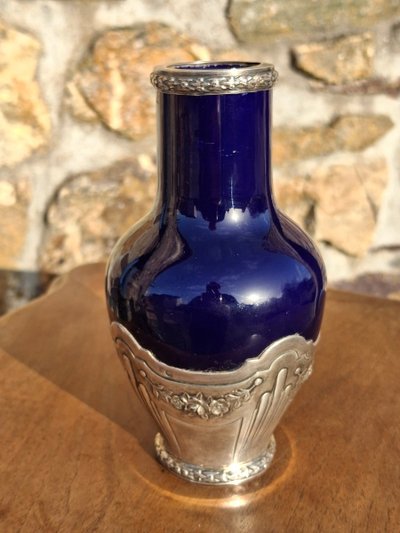 Vaso in porcellana di Sèvres con montatura in argento, raffigurante due girini.
