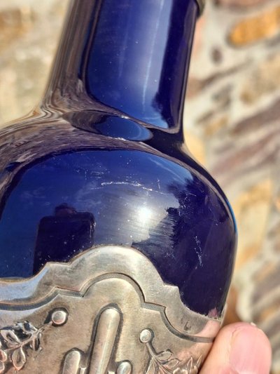 Vaso in porcellana di Sèvres con montatura in argento, raffigurante due girini.