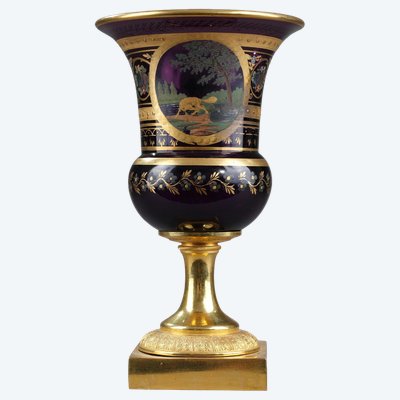 VASO MÉDICIS OPALINO AMETISTA DECORATO CON LE FAVOLE DELLA FONTANA. PERIODO DI RESTAURO.