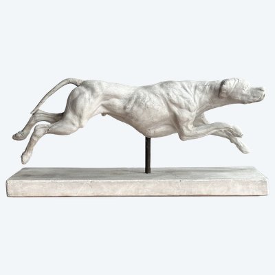 Sculpture animalière représentant un lévrier en pleine course – plâtre