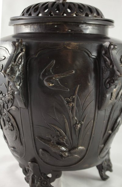 Grande incensiere in bronzo con uccelli e vegetazione in patina marrone, Cina, XX secolo