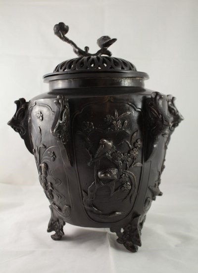 Grande incensiere in bronzo con uccelli e vegetazione in patina marrone, Cina, XX secolo