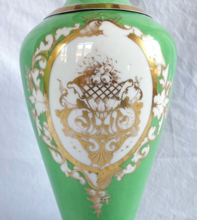 Paire d’importants vases d’ornement en porcelaine de Paris d’époque Napoleon III
