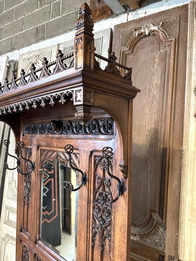Garderobe im gotischen Stil aus Eiche Epoche 1900