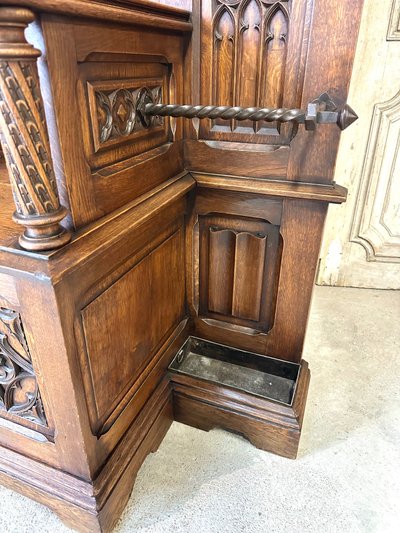 Garderobe im gotischen Stil aus Eiche Epoche 1900