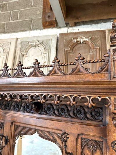 Garderobe im gotischen Stil aus Eiche Epoche 1900