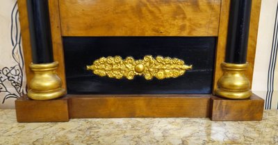 Specchio in legno dorato e annerito di epoca impero - Frontone a conchiglia - XIX secolo