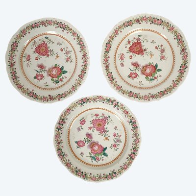 3 piatti in porcellana Compagnie des Indes Famille rose pivoines Qianlong XVIII secolo