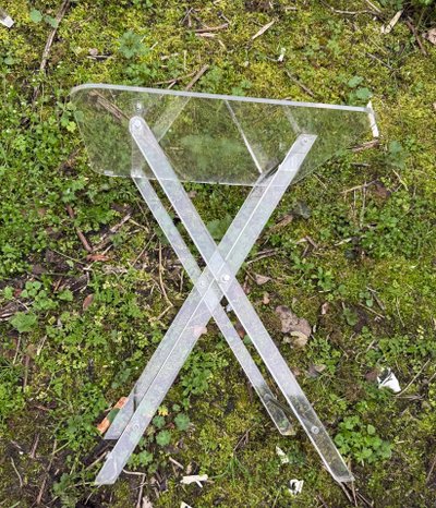 Coppia di tavolini pieghevoli in plexiglas
