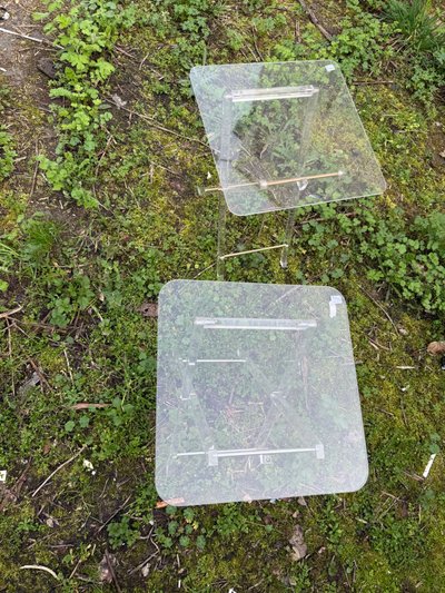 Coppia di tavolini pieghevoli in plexiglas