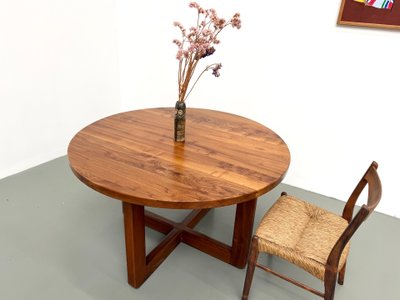 Modernistischer runder Tisch aus massivem Ulmenholz, Kreuzfuß, DLG Perriand, Chapo, 50er-60er Jahre