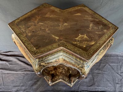 Elegant pedestal table in the shape of a double diamond in brown and gold lacquer