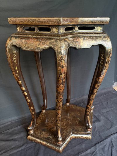 Elegant pedestal table in the shape of a double diamond in brown and gold lacquer