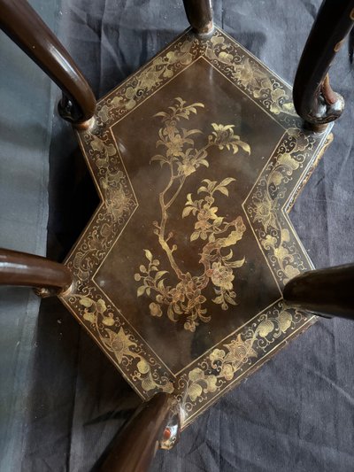Elegant pedestal table in the shape of a double diamond in brown and gold lacquer