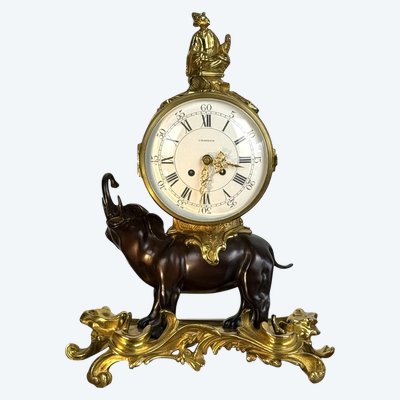 PENDULE A L ÉLÉPHANT EN BRONZE PATINÉ ET DORÉ DE STYLE LOUIS XV DES ANNÉES 70