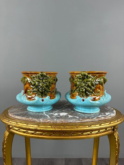 Paire de cache-pots en barbotine à décor de mascarons,  XIXe siècle