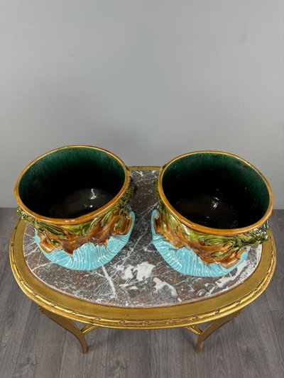 Paire de cache-pots en barbotine à décor de mascarons,  XIXe siècle